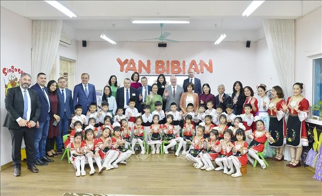Chủ tịch Quốc hội Bulgaria thăm Trường Mầm non chất lượng cao Việt - Bun Chủ tịch Quốc hội Bulgaria thăm Trường Mầm non chất lượng cao Việt - Bun