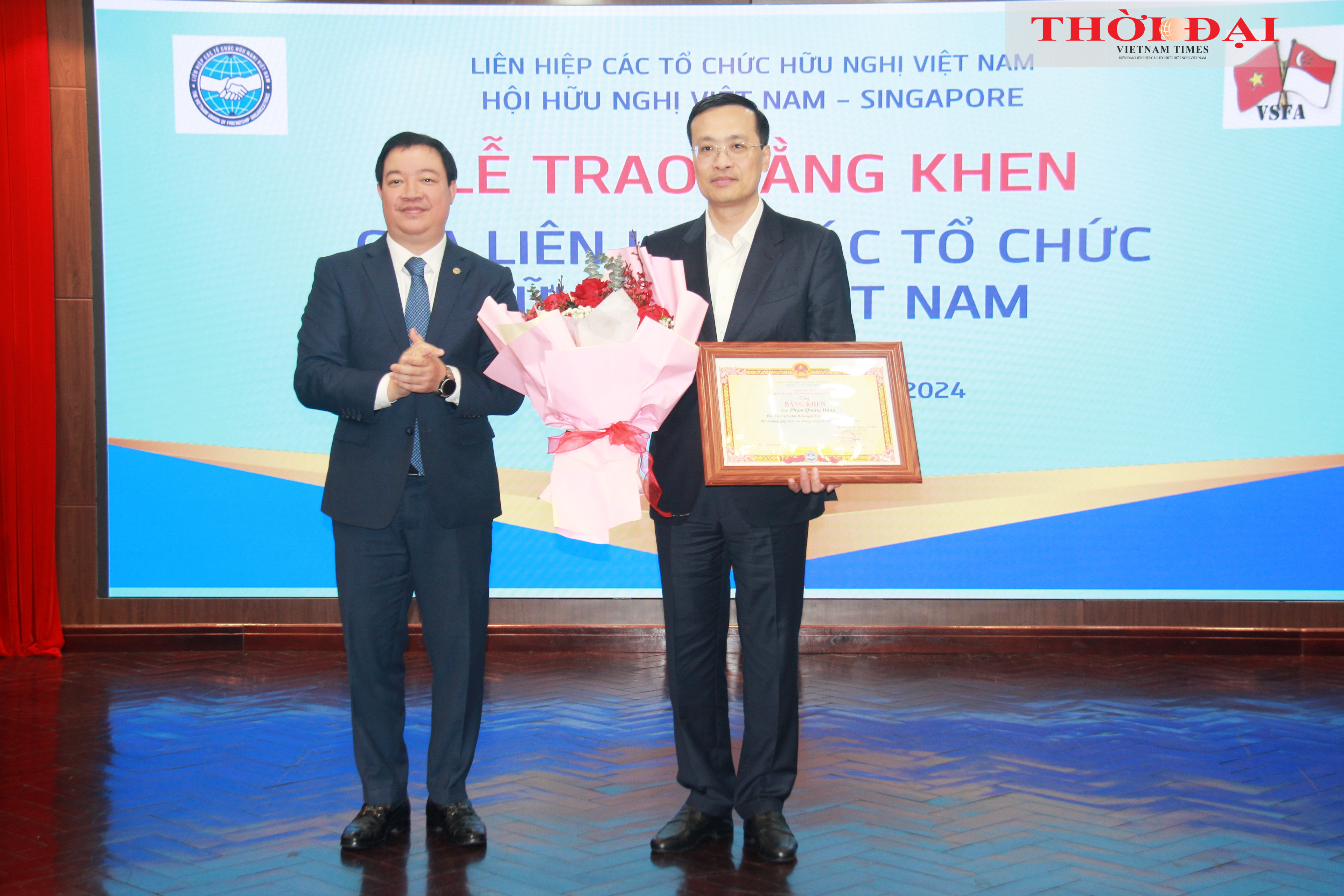 Phó Chủ tịch Liên hiệp các tổ chức hữu nghị Việt Nam đã trao Bằng khen của Đoàn Chủ tịch Liên hiệp các tổ chức hữu nghị Việt Nam cho ông Phạm Quang Dũng, Phó Thống đốc Ngân hàng Nhà nước Việt Nam, Phó Chủ tịch Hội hữu nghị Việt Nam - Singapore Phó Chủ tịch Liên hiệp các tổ chức hữu nghị Việt Nam đã trao Bằng khen của Đoàn Chủ tịch Liên hiệp các tổ chức hữu nghị Việt Nam cho ông Phạm Quang Dũng, Phó Thống đốc Ngân hàng Nhà nước Việt Nam, Phó Chủ tịch Hội hữu nghị Việt Nam - Singapore