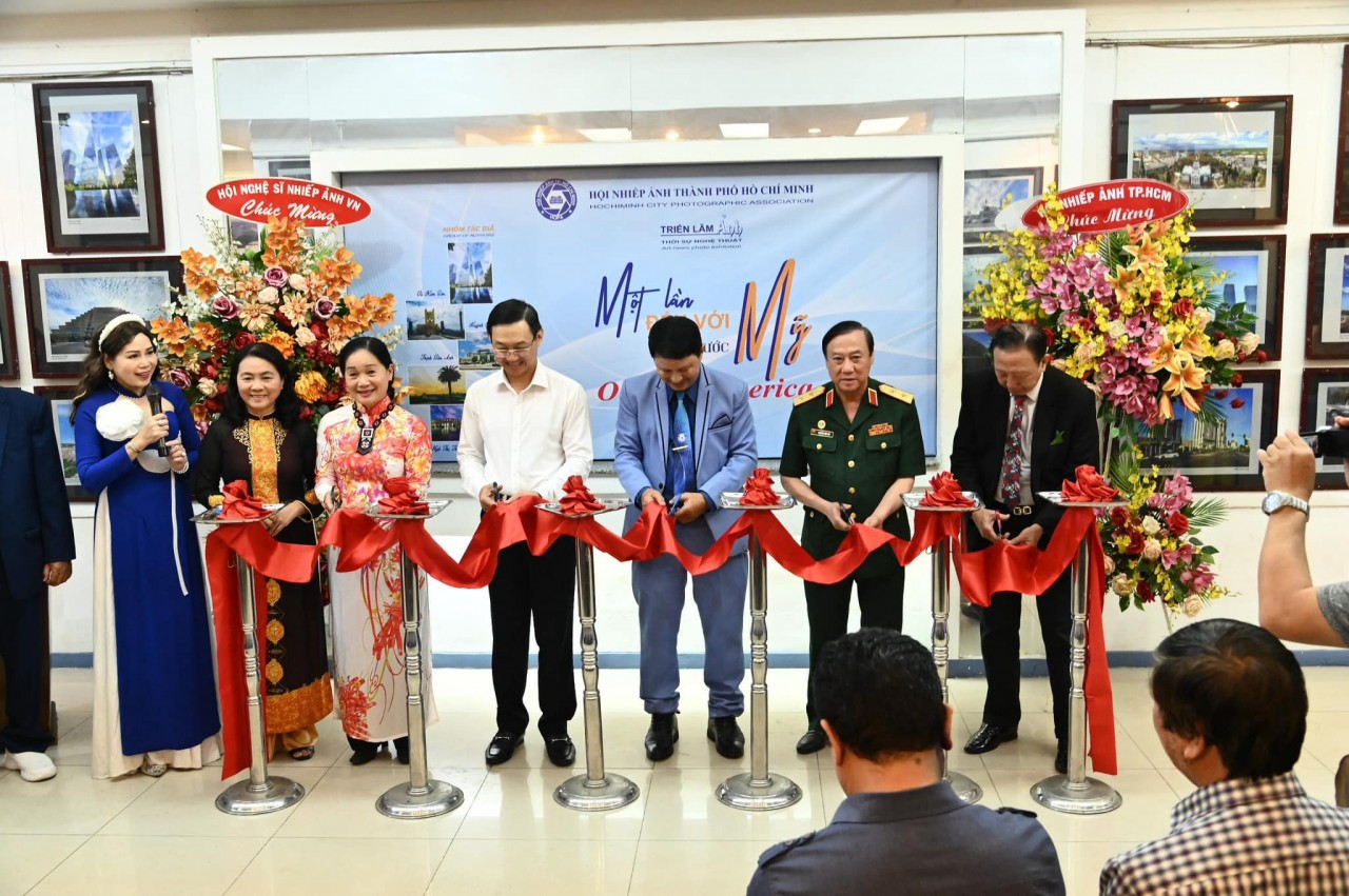 Photo Exhibition Enhances Vietnamese People's Understanding about The US Photo Exhibition Enhances Vietnamese People's Understanding about The US
