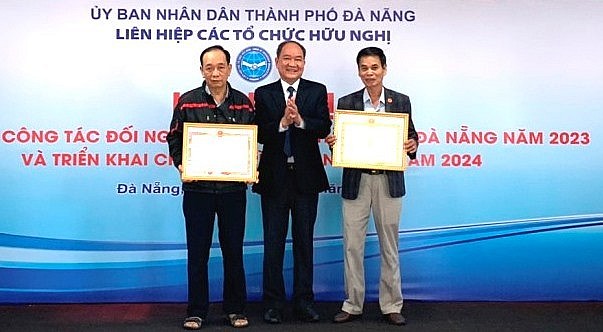 Hội hữu nghị Việt Nam - Trung Quốc thành phố Đà Nẵng và Hội hữu nghị Việt Nam - Campuchia thành phố Đà Nẵng nhận Bằng khen vì đã có thành tích xuất sắc trong công tác đối ngoại nhân dân (Ảnh: danang.gov.vn) Hội hữu nghị Việt Nam - Trung Quốc thành phố Đà Nẵng và Hội hữu nghị Việt Nam - Campuchia thành phố Đà Nẵng nhận Bằng khen vì đã có thành tích xuất sắc trong công tác đối ngoại nhân dân (Ảnh: danang.gov.vn)