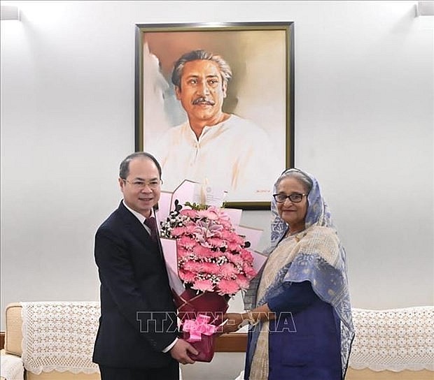 Prime Minister of Bangladesh Sheikh Hasina (R) and Vietnamese Ambassdor to Bangladesh Nguyen Manh Cuong at the meeting on January 9 (Photo: VNA) Prime Minister of Bangladesh Sheikh Hasina (R) and Vietnamese Ambassdor to Bangladesh Nguyen Manh Cuong at the meeting on January 9 (Photo: VNA)