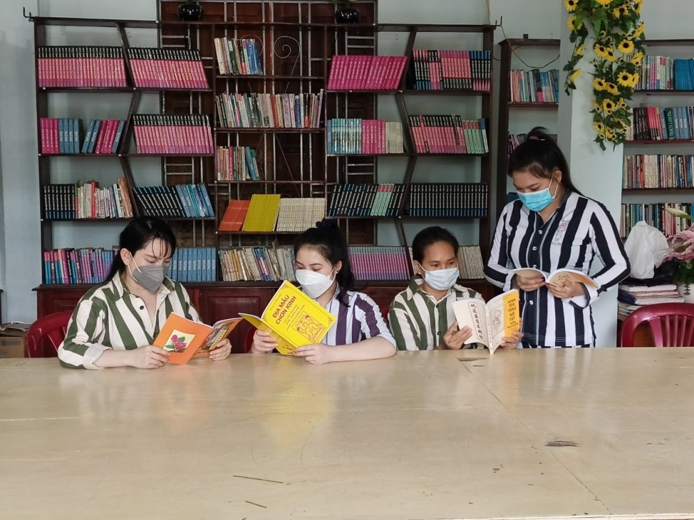 Người bị tạm giữ, tạm giam được sử dụng kinh sách để phục vụ nhu cầu sinh hoạt tín ngưỡng, tôn giáo Người bị tạm giữ, tạm giam được sử dụng kinh sách để phục vụ nhu cầu sinh hoạt tín ngưỡng, tôn giáo