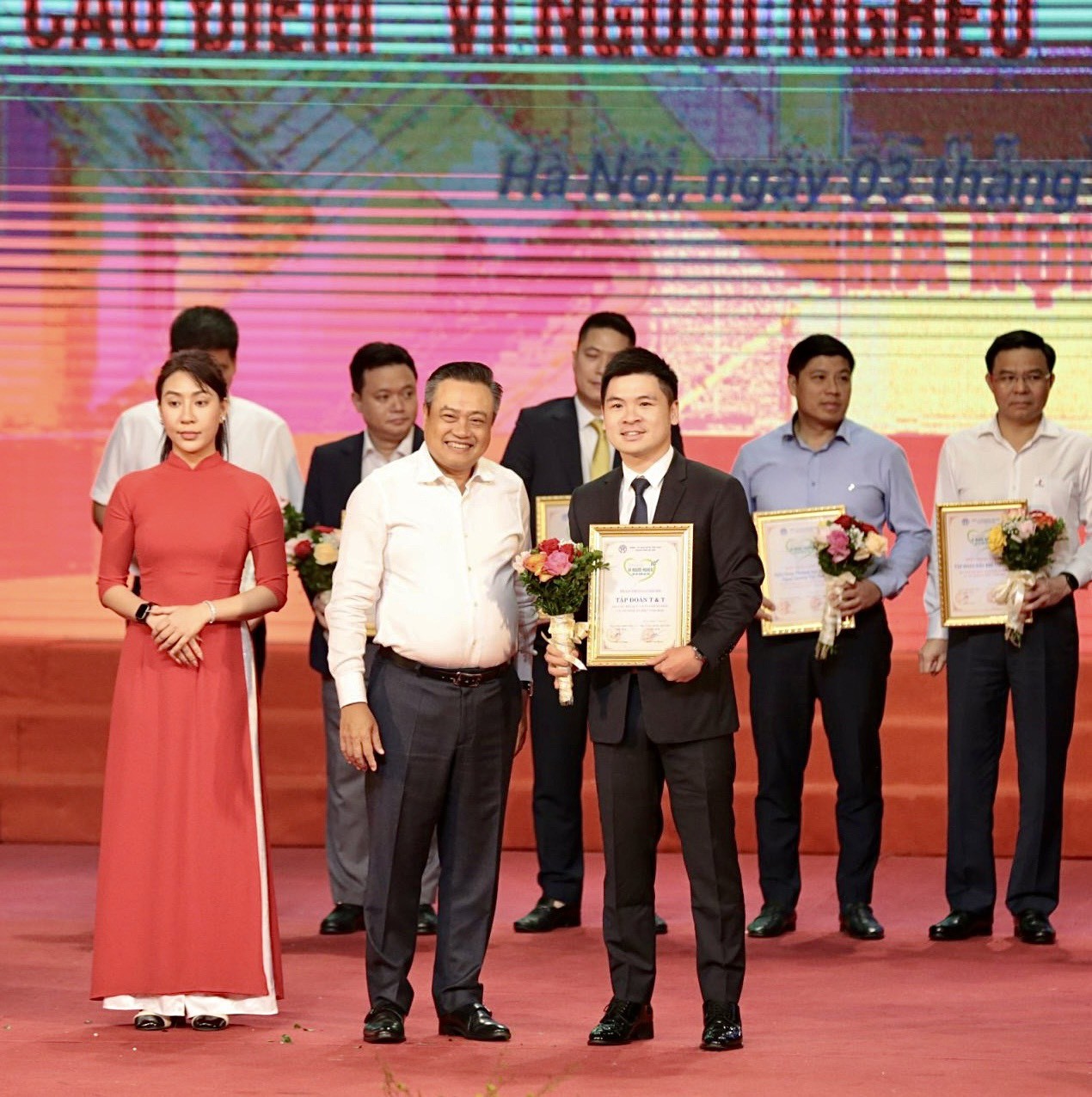 T&T Group ủng hộ 1 tỷ đồng cho Quỹ “Vì người nghèo” thành phố Hà Nội T&T Group ủng hộ 1 tỷ đồng cho Quỹ “Vì người nghèo” thành phố Hà Nội