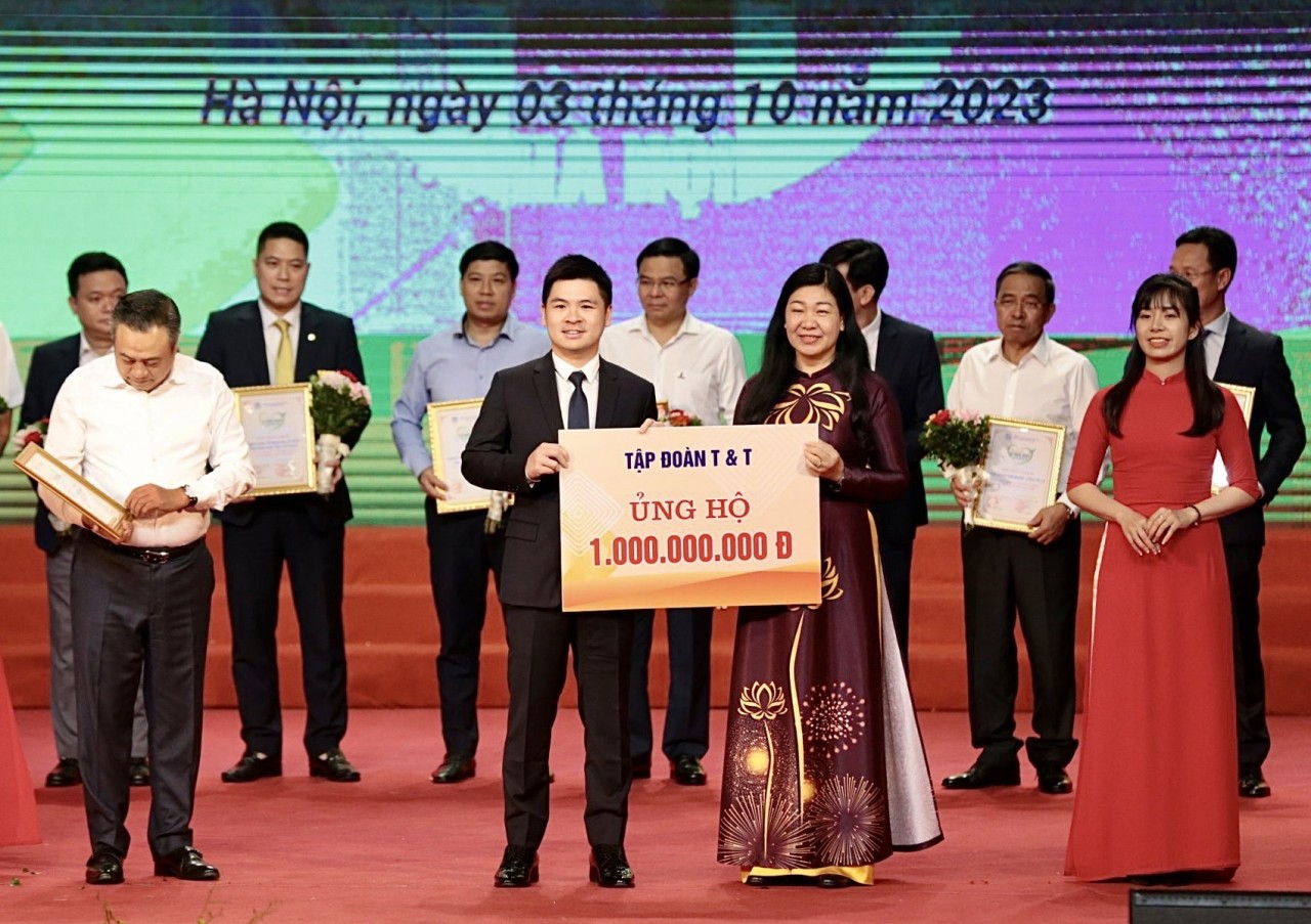 Ông Đỗ Vinh Quang, Phó Chủ tịch HĐQT Tập đoàn T&T Group (bên trái) trao ủng hộ cho Quỹ “Vì người nghèo” thành phố Hà Nội (Nguồn: T&T Group) Ông Đỗ Vinh Quang, Phó Chủ tịch HĐQT Tập đoàn T&T Group (bên trái) trao ủng hộ cho Quỹ “Vì người nghèo” thành phố Hà Nội (Nguồn: T&T Group)