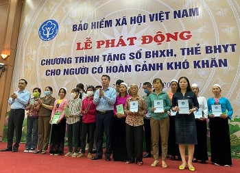 Đẩy mạnh việc tặng sổ BHXH, thẻ BHYT cho người nghèo nhân dịp năm mới 2024