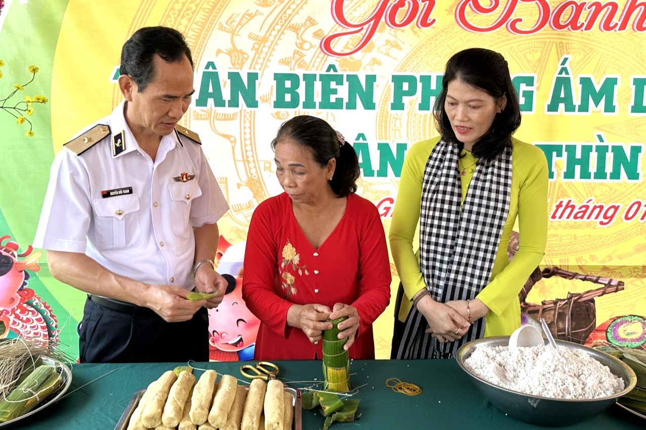 Gói bánh tét, tặng quà Tết cho bà con biên giới An Giang Gói bánh tét, tặng quà Tết cho bà con biên giới An Giang