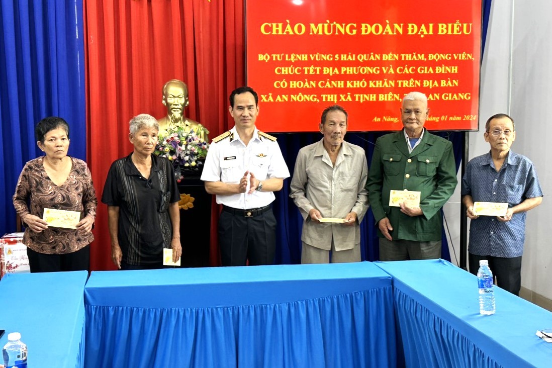 Gói bánh tét, tặng quà Tết cho bà con biên giới An Giang Gói bánh tét, tặng quà Tết cho bà con biên giới An Giang