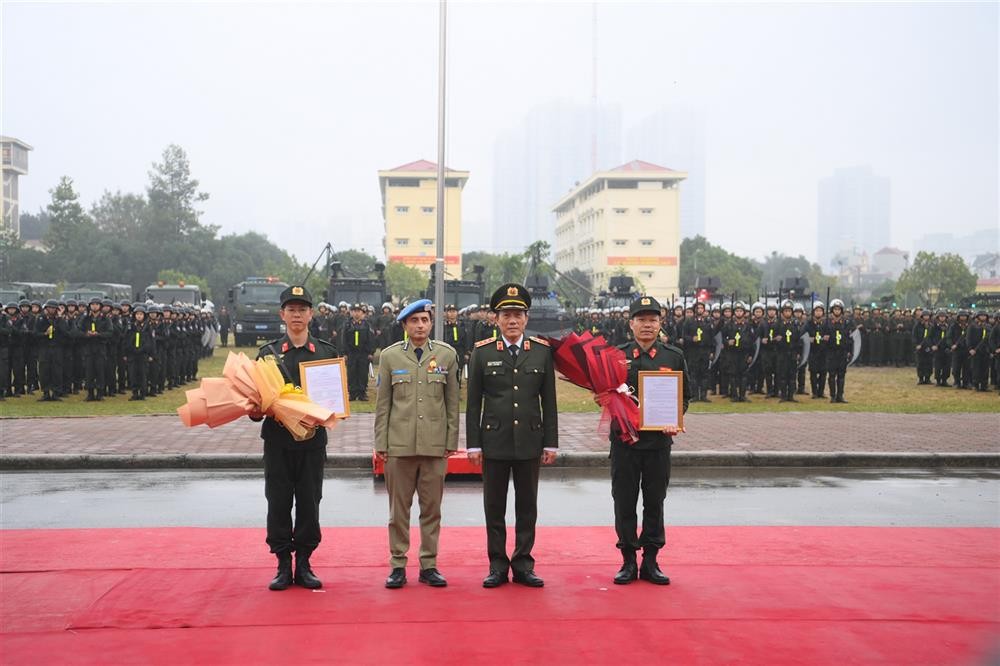 Thứ trưởng Lương Tam Quang trao Quyết định thành lập Đơn vị Cảnh sát gìn giữ hòa bình số 1 và ngài Faisal Shahkar, Tư lệnh Cảnh sát Liên hợp quốc tặng hoa chúc mừng. (Ảnh: Bộ Công an) Thứ trưởng Lương Tam Quang trao Quyết định thành lập Đơn vị Cảnh sát gìn giữ hòa bình số 1 và ngài Faisal Shahkar, Tư lệnh Cảnh sát Liên hợp quốc tặng hoa chúc mừng. (Ảnh: Bộ Công an)