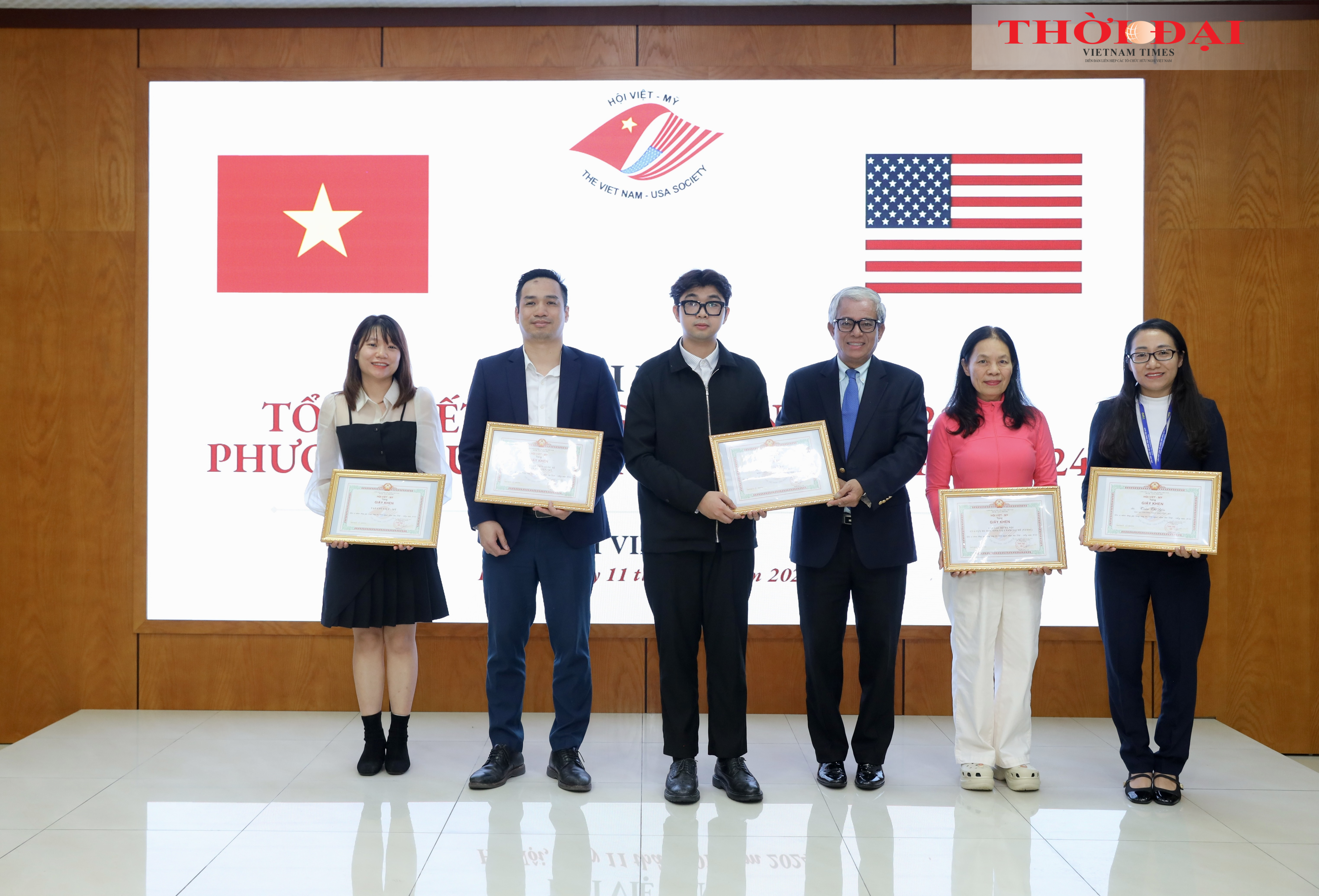 Các cá nhân, tập thể nhận Giấy khen của Chủ tịch Hội Việt – Mỹ. (Ảnh: Đinh Hòa) Các cá nhân, tập thể nhận Giấy khen của Chủ tịch Hội Việt – Mỹ. (Ảnh: Đinh Hòa)