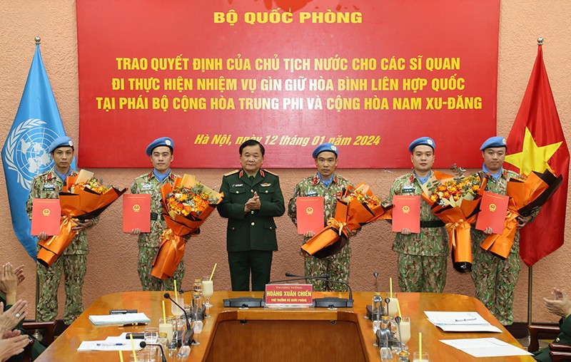 Thượng tướng Hoàng Xuân Chiến trao Quyết định của Chủ tịch nước và tặng hoa chúc mừng các sĩ quan đi thực hiện nhiệm vụ GGHB Liên hợp quốc. Thượng tướng Hoàng Xuân Chiến trao Quyết định của Chủ tịch nước và tặng hoa chúc mừng các sĩ quan đi thực hiện nhiệm vụ GGHB Liên hợp quốc.
