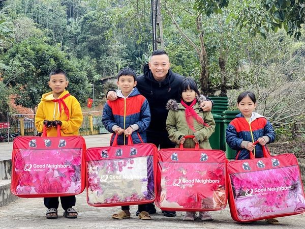 GNI tặng giày, quần áo, chăn cho trẻ em vùng cao Hà Giang, Hòa Bình, Tuyên Quang GNI tặng giày, quần áo, chăn cho trẻ em vùng cao Hà Giang, Hòa Bình, Tuyên Quang