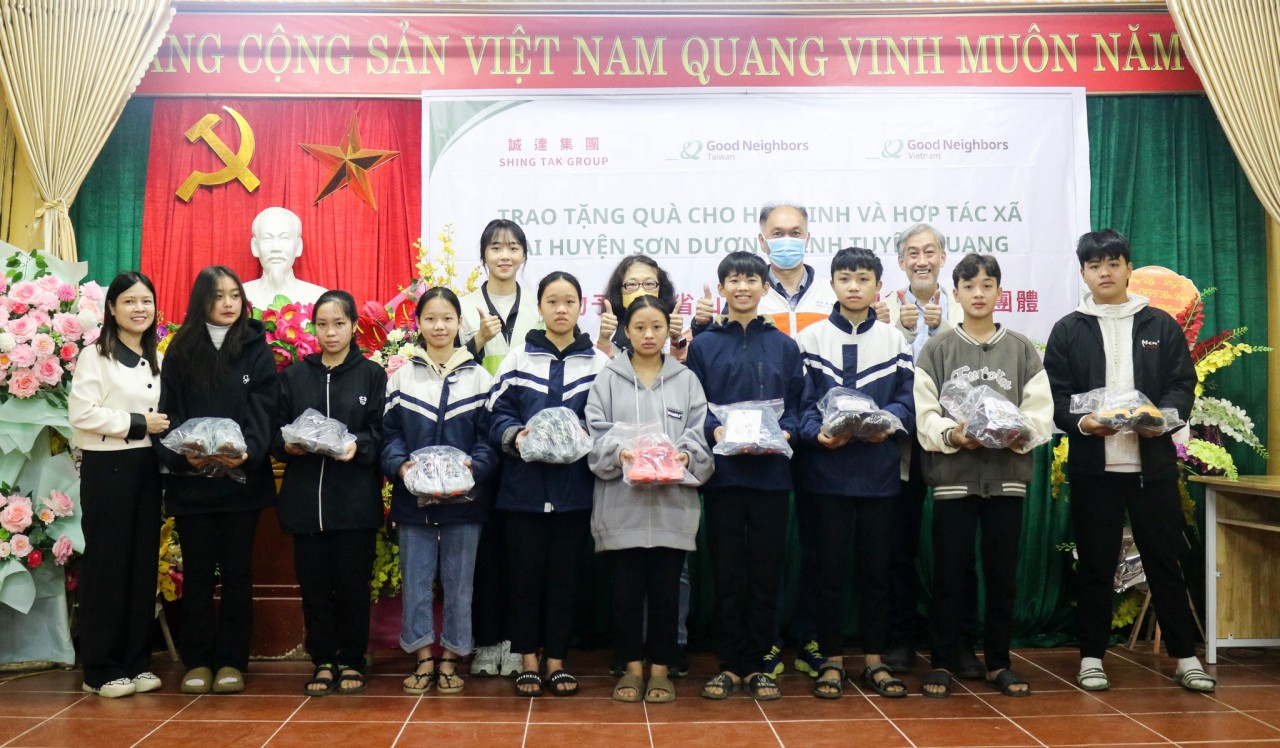GNI tặng giày, quần áo, chăn cho trẻ em vùng cao Hà Giang, Hòa Bình, Tuyên Quang GNI tặng giày, quần áo, chăn cho trẻ em vùng cao Hà Giang, Hòa Bình, Tuyên Quang