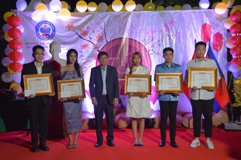 Lưu học sinh Việt Nam tại Campuchia mừng Xuân Giáp Thìn 2024 Lưu học sinh Việt Nam tại Campuchia mừng Xuân Giáp Thìn 2024