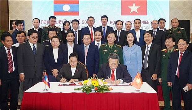 Representatives of Quang Tri and Laos’ Savannakhet province sign a minutes outlining their cooperation agenda for 2024 at the dialogue in Dong Ha city on January 13. (Photo: VNA) Representatives of Quang Tri and Laos’ Savannakhet province sign a minutes outlining their cooperation agenda for 2024 at the dialogue in Dong Ha city on January 13. (Photo: VNA)