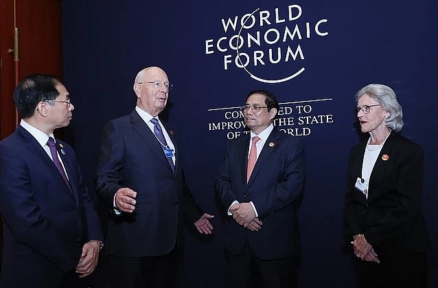 Prime Minister Pham Minh Chinh (second from right) and Professor Klaus Schwab, founder and chairman of the WEF. (Photo: VGP) Prime Minister Pham Minh Chinh (second from right) and Professor Klaus Schwab, founder and chairman of the WEF. (Photo: VGP)