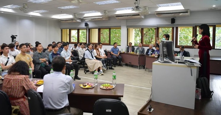 du học sinh có cơ hội lắng nghe những kinh nghiệm, lời khuyên bổ ích, chân thành từ các khách mời, diễn giả của chương trình. du học sinh có cơ hội lắng nghe những kinh nghiệm, lời khuyên bổ ích, chân thành từ các khách mời, diễn giả của chương trình.