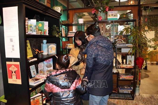 Lan tỏa tình yêu tiếng Việt với "Tủ sách tiếng Việt trong nhà hàng Việt" Lan tỏa tình yêu tiếng Việt với "Tủ sách tiếng Việt trong nhà hàng Việt"