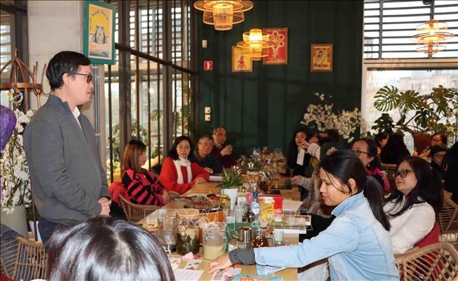 Lan tỏa tình yêu tiếng Việt với "Tủ sách tiếng Việt trong nhà hàng Việt" Lan tỏa tình yêu tiếng Việt với "Tủ sách tiếng Việt trong nhà hàng Việt"
