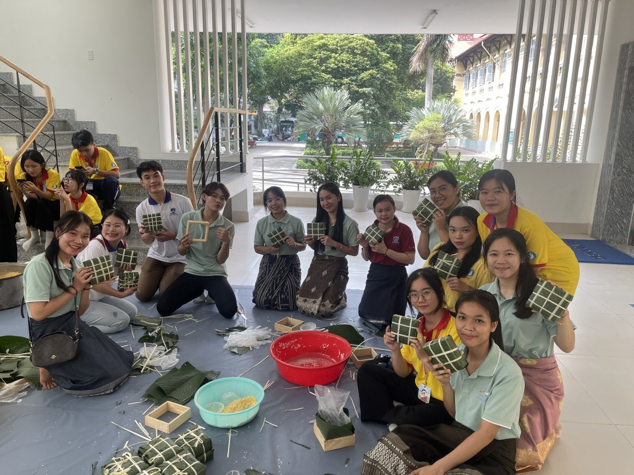 Lưu học sinh Lào, Campuchia trải nghiệm gói bánh chưng Lưu học sinh Lào, Campuchia trải nghiệm gói bánh chưng