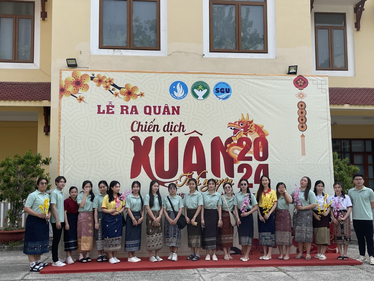 Lưu học sinh Lào, Campuchia trải nghiệm gói bánh chưng Lưu học sinh Lào, Campuchia trải nghiệm gói bánh chưng