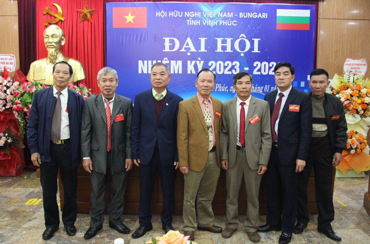 Ban Chấp hành Hội hữu nghị Việt-Bun nhiệm kỳ 2023-2028 ra mắt đại hội. Ảnh: