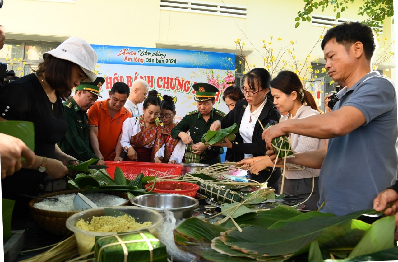 Chương trình “Xuân biên phòng ấm lòng dân bản” đến với xã biên giới ở Đắk Lắk Chương trình “Xuân biên phòng ấm lòng dân bản” đến với xã biên giới ở Đắk Lắk