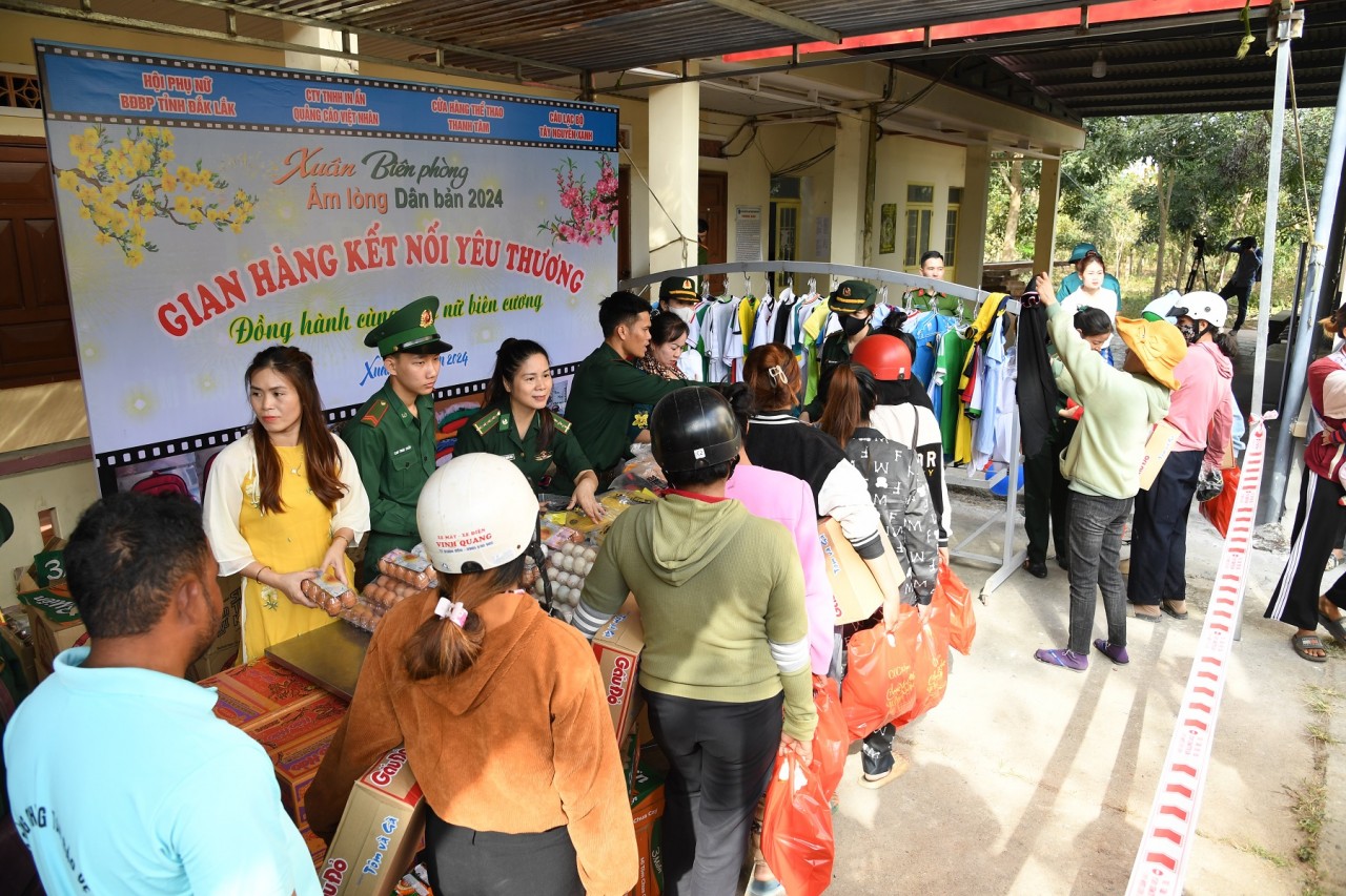 Chương trình “Xuân biên phòng ấm lòng dân bản” đến với xã biên giới ở Đắk Lắk Chương trình “Xuân biên phòng ấm lòng dân bản” đến với xã biên giới ở Đắk Lắk
