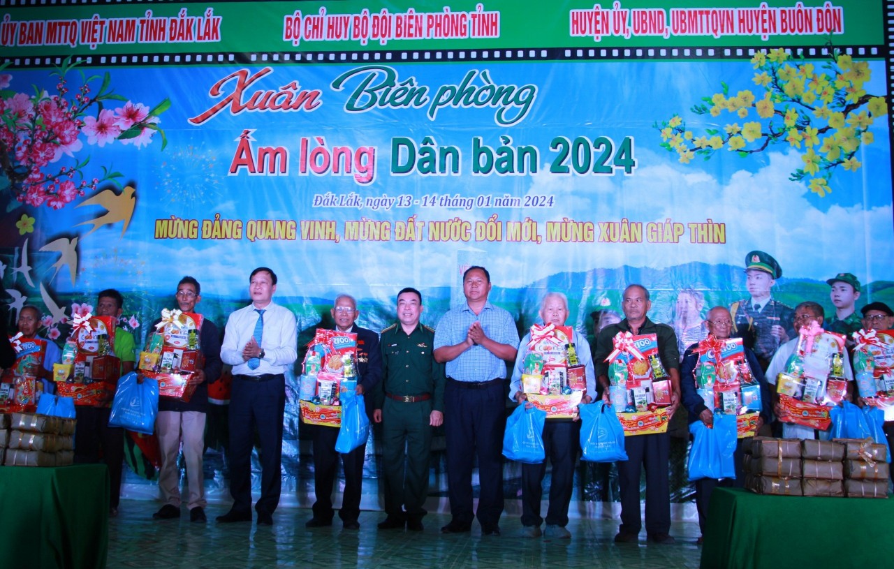 Chương trình “Xuân biên phòng ấm lòng dân bản” đến với xã biên giới ở Đắk Lắk Chương trình “Xuân biên phòng ấm lòng dân bản” đến với xã biên giới ở Đắk Lắk