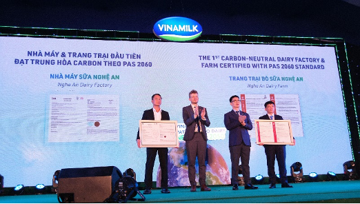 Trang trại bò sữa Vinamilk Nghệ An là trang trại đầu tiên nhận chứng nhận về trung hòa Carbon (PAS2060:2014). Trang trại bò sữa Vinamilk Nghệ An là trang trại đầu tiên nhận chứng nhận về trung hòa Carbon (PAS2060:2014).