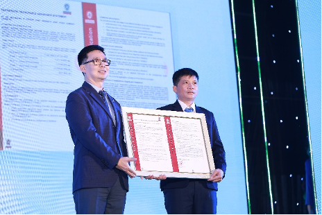 Đại diện Bureau Veritas (Anh Quốc) (trái) trao chứng nhận trung hòa carbon cho trang trại của Vinamilk tại Nghệ An. Đại diện Bureau Veritas (Anh Quốc) (trái) trao chứng nhận trung hòa carbon cho trang trại của Vinamilk tại Nghệ An.