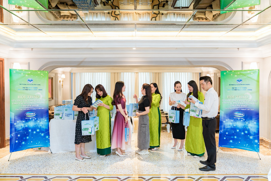Hội thảo còn là cơ hội để các phóng viên, biên tập viên phát thanh – truyền thình giao lưu, chia sẻ kinh nghiệm. Hội thảo còn là cơ hội để các phóng viên, biên tập viên phát thanh – truyền thình giao lưu, chia sẻ kinh nghiệm.