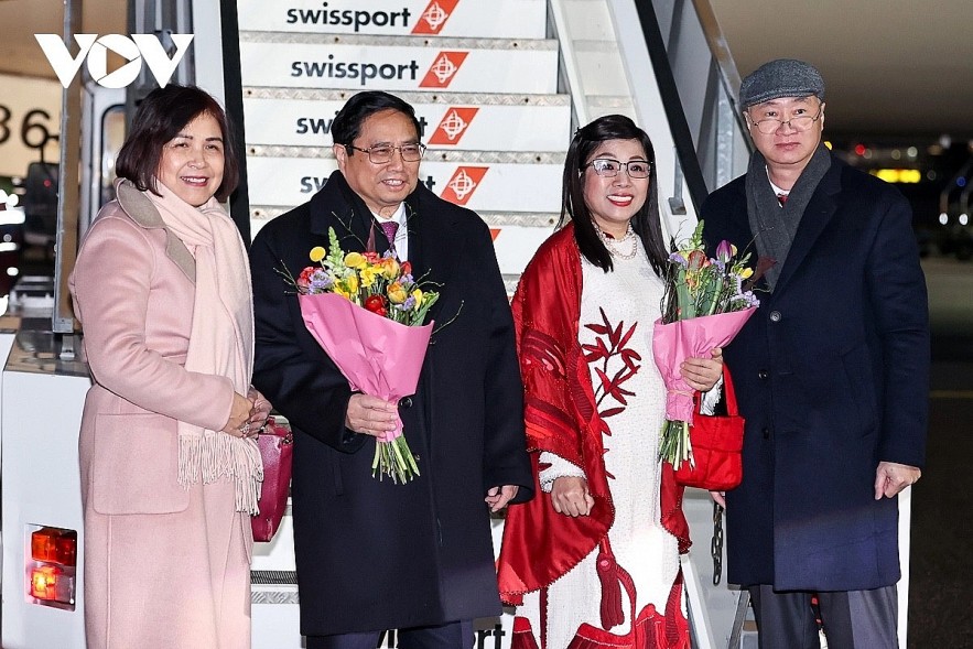 Vietnamese Prime Minister Pham Minh Chinh (second from left) and his wife arrive in Zurich, Switzerland, for the 54th annual meeting of the World Economic Forum 2024. Vietnamese Prime Minister Pham Minh Chinh (second from left) and his wife arrive in Zurich, Switzerland, for the 54th annual meeting of the World Economic Forum 2024.