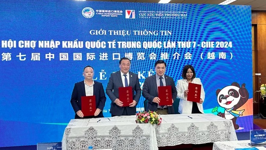 Representatives of Vietrade and Chinese agencies sign a memorandum of understanding on enhancing cooperation in trade activities at the press briefing in Hanoi on January 16 (Photo: VNA) Representatives of Vietrade and Chinese agencies sign a memorandum of understanding on enhancing cooperation in trade activities at the press briefing in Hanoi on January 16 (Photo: VNA)