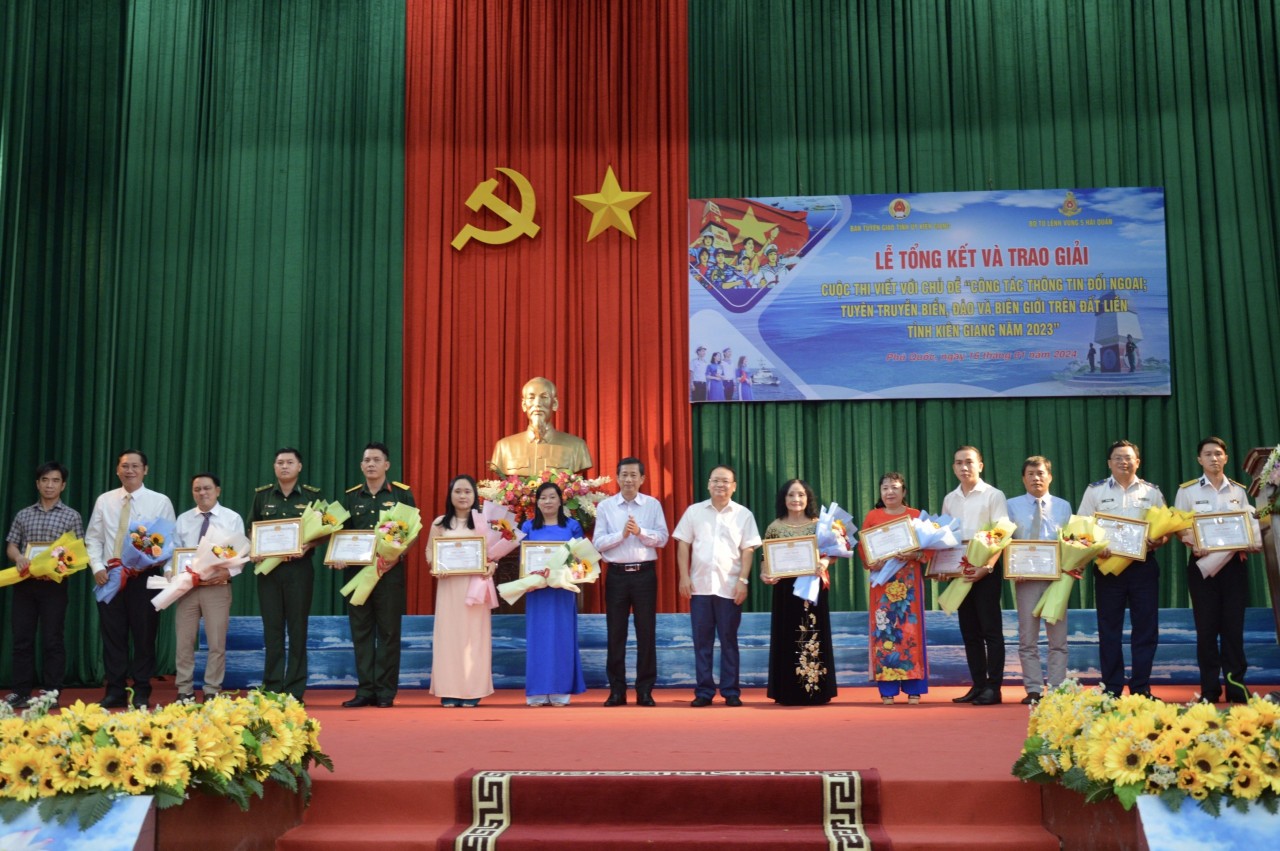 Trao giải Cuộc thi viết về công tác thông tin đối ngoại; tuyên truyền biển, đảo và biên giới trên đất liền Trao giải Cuộc thi viết về công tác thông tin đối ngoại; tuyên truyền biển, đảo và biên giới trên đất liền
