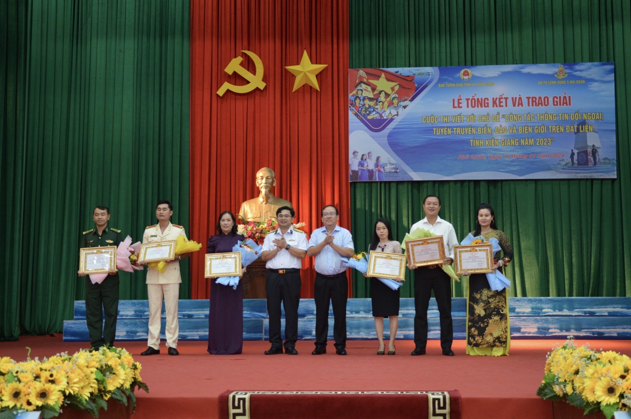 Trao giải Cuộc thi viết về công tác thông tin đối ngoại; tuyên truyền biển, đảo và biên giới trên đất liền Trao giải Cuộc thi viết về công tác thông tin đối ngoại; tuyên truyền biển, đảo và biên giới trên đất liền