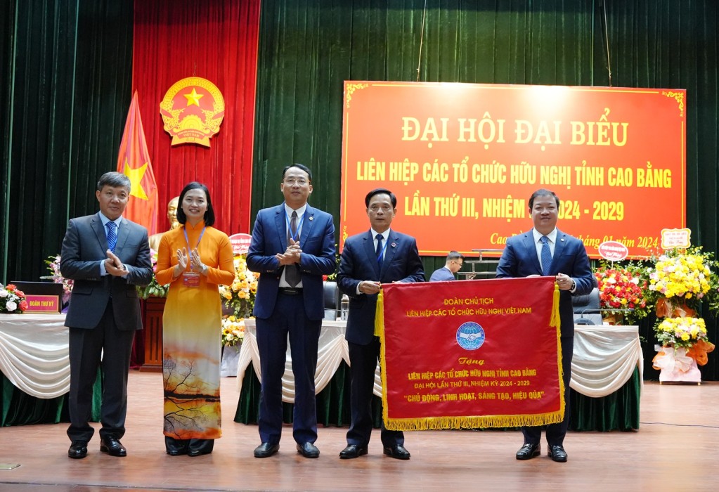 Lãnh đạo Liên hiệp các tổ chức hữu nghị Việt Nam trao Cờ lưu niệm cho Liên hiệp các tổ chức hữu nghị tỉnh. Lãnh đạo Liên hiệp các tổ chức hữu nghị Việt Nam trao Cờ lưu niệm cho Liên hiệp các tổ chức hữu nghị tỉnh.