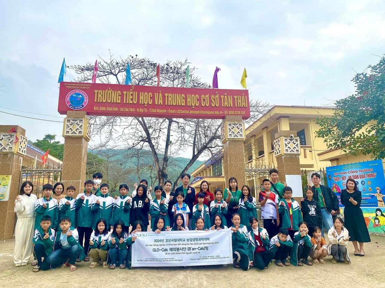 Sinh viên Đại học quốc gia Gyeongsang (Hàn Quốc) giao lưu văn hóa với học sinh Thái Nguyên Sinh viên Đại học quốc gia Gyeongsang (Hàn Quốc) giao lưu văn hóa với học sinh Thái Nguyên