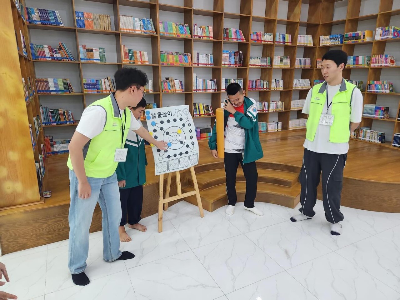 Sinh viên Đại học quốc gia Gyeongsang (Hàn Quốc) giao lưu văn hóa với học sinh Thái Nguyên Sinh viên Đại học quốc gia Gyeongsang (Hàn Quốc) giao lưu văn hóa với học sinh Thái Nguyên