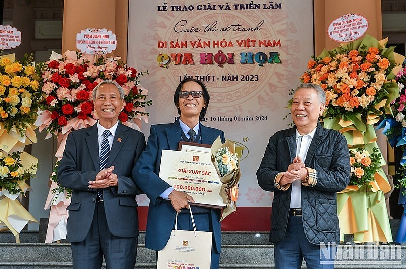 Painter Lai Lam Tung is honoured with the Award of Excellence. Photo: NDO Painter Lai Lam Tung is honoured with the Award of Excellence. Photo: NDO
