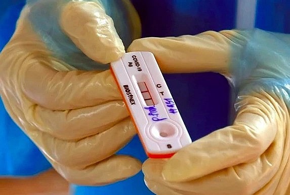 A cartridge showing a positive test result for COVID-19. (Photo: VNA) A cartridge showing a positive test result for COVID-19. (Photo: VNA)