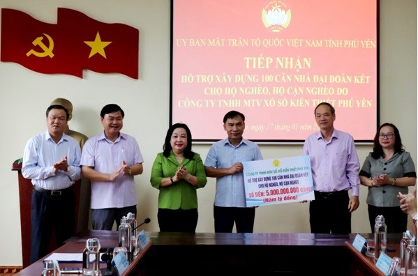 Phú Yên tiếp nhận hỗ trợ xây dựng 100 căn nhà Đại đoàn kết và 2.000 suất quà Tết - Xuân Giáp Thìn Phú Yên tiếp nhận hỗ trợ xây dựng 100 căn nhà Đại đoàn kết và 2.000 suất quà Tết - Xuân Giáp Thìn