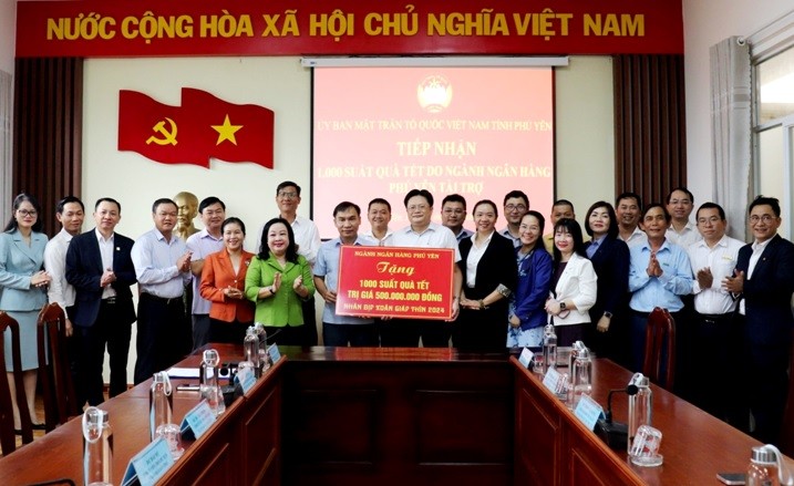 Phú Yên tiếp nhận hỗ trợ xây dựng 100 căn nhà Đại đoàn kết và 2.000 suất quà Tết - Xuân Giáp Thìn Phú Yên tiếp nhận hỗ trợ xây dựng 100 căn nhà Đại đoàn kết và 2.000 suất quà Tết - Xuân Giáp Thìn
