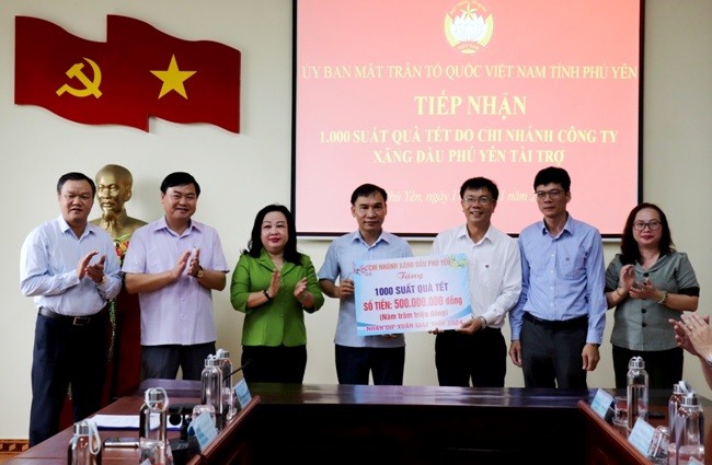 Phú Yên tiếp nhận hỗ trợ xây dựng 100 căn nhà Đại đoàn kết và 2.000 suất quà Tết - Xuân Giáp Thìn Phú Yên tiếp nhận hỗ trợ xây dựng 100 căn nhà Đại đoàn kết và 2.000 suất quà Tết - Xuân Giáp Thìn
