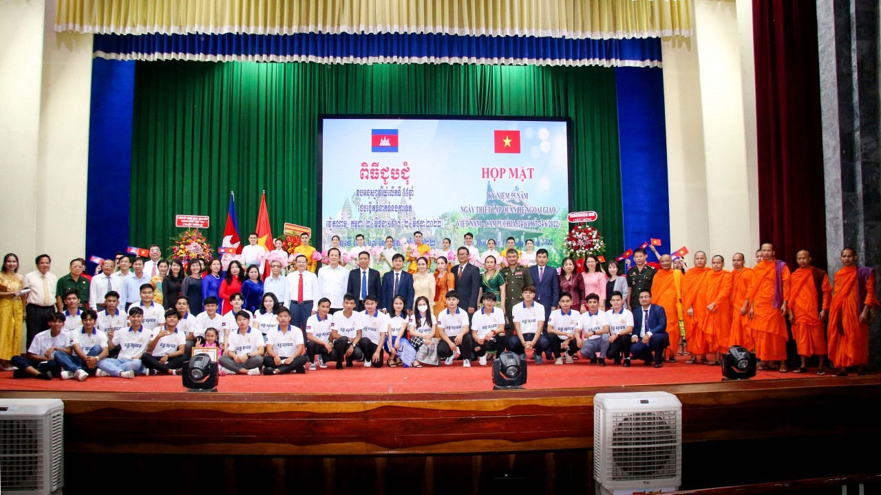 Đối ngoại nhân dân đóng góp tích cực vào sự phát triển kinh tế - xã hội của TP Cần Thơ Đối ngoại nhân dân đóng góp tích cực vào sự phát triển kinh tế - xã hội của TP Cần Thơ