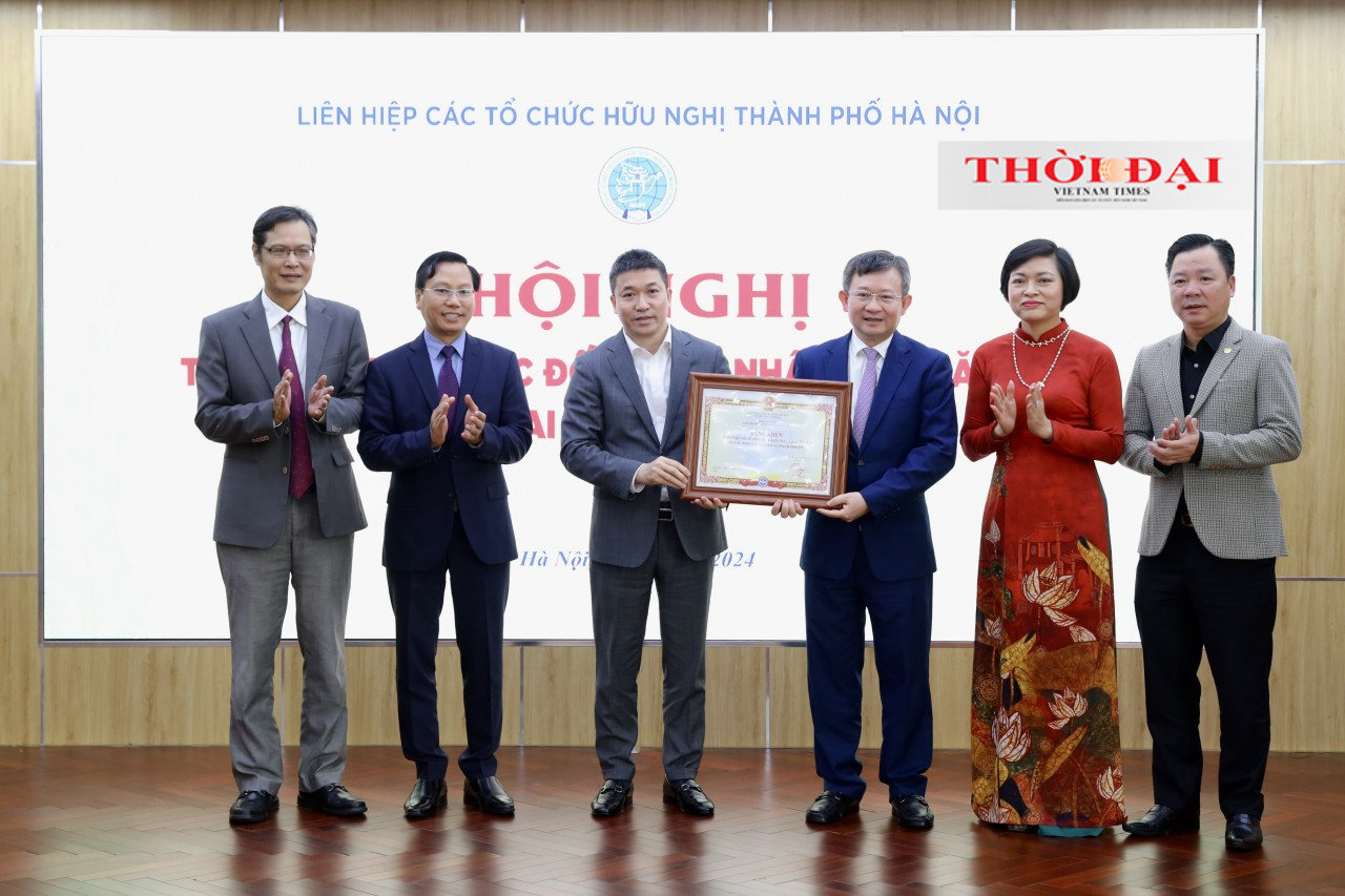 Chủ tịch Liên hiệp các tổ chức hữu nghị Việt Nam Phan Anh Sơn trao bằng khen cho HAUFO. (Ảnh: Đinh Hòa) Chủ tịch Liên hiệp các tổ chức hữu nghị Việt Nam Phan Anh Sơn trao bằng khen cho HAUFO. (Ảnh: Đinh Hòa)
