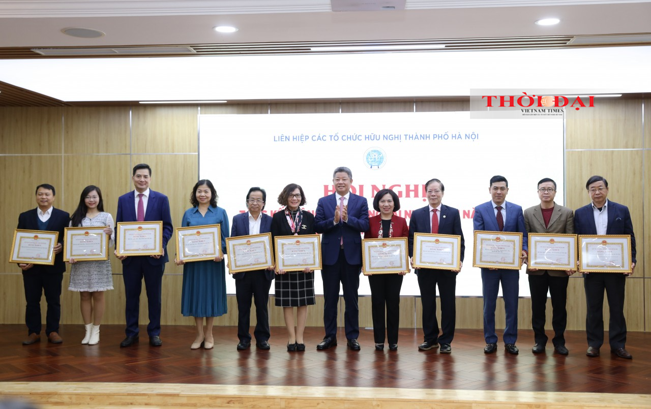 Phó Chủ tịch UBND thành phố Hà Nội Nguyễn Mạnh Quyền trao bằng khen cho 11 tập thể có thành tích xuất sắc trong công tác đối ngoại nhân dân năm 2023. Phó Chủ tịch UBND thành phố Hà Nội Nguyễn Mạnh Quyền trao bằng khen cho 11 tập thể có thành tích xuất sắc trong công tác đối ngoại nhân dân năm 2023.