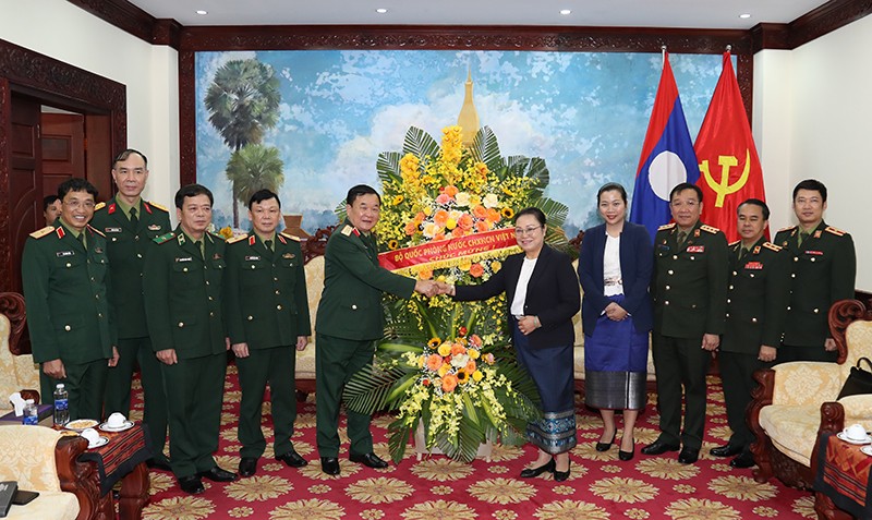 Thượng tướng Hoàng Xuân Chiến tặng hoa chúc mừng nhân dịp kỷ niệm 75 năm Ngày thành lập QĐND Lào. (Ảnh: mod.gov.vn) Thượng tướng Hoàng Xuân Chiến tặng hoa chúc mừng nhân dịp kỷ niệm 75 năm Ngày thành lập QĐND Lào. (Ảnh: mod.gov.vn)