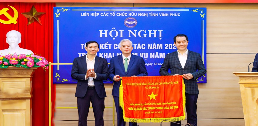 Thừa ủy quyền của Thủ tướng Chính phủ, đồng chí Phó Bí thư Thường trực Tỉnh ủy Phạm Hoàng Anh trao Cờ thi đua tặng Liên hiệp Các tổ chức hữu nghị tỉnh Thừa ủy quyền của Thủ tướng Chính phủ, đồng chí Phó Bí thư Thường trực Tỉnh ủy Phạm Hoàng Anh trao Cờ thi đua tặng Liên hiệp Các tổ chức hữu nghị tỉnh