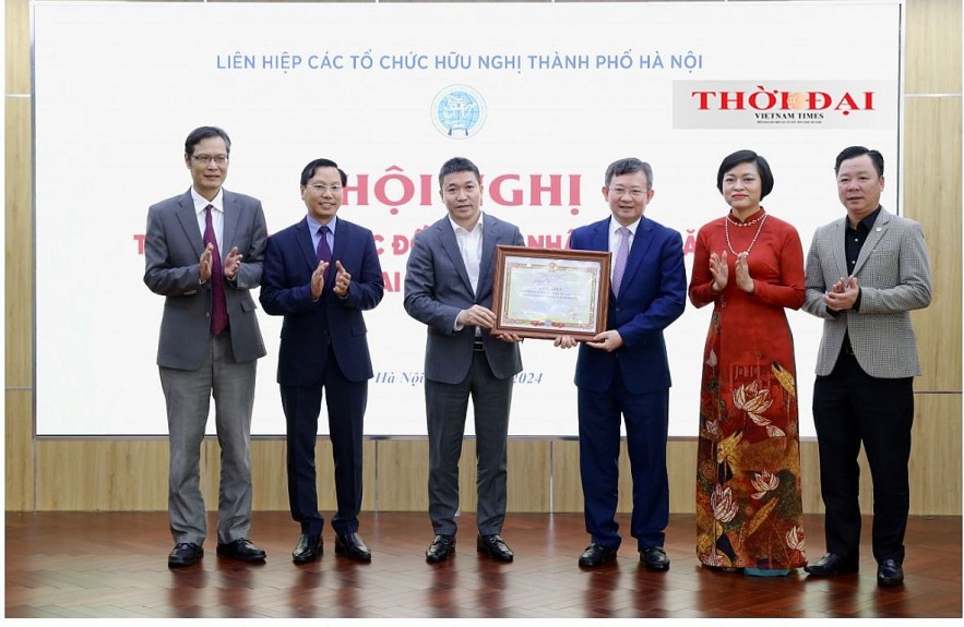 Chairman of the Vietnam Union of Friendship Organizations Phan Anh Son awarded a certificate of merit to HAUFO. (Photo: Dinh Hoa) Chairman of the Vietnam Union of Friendship Organizations Phan Anh Son awarded a certificate of merit to HAUFO. (Photo: Dinh Hoa)