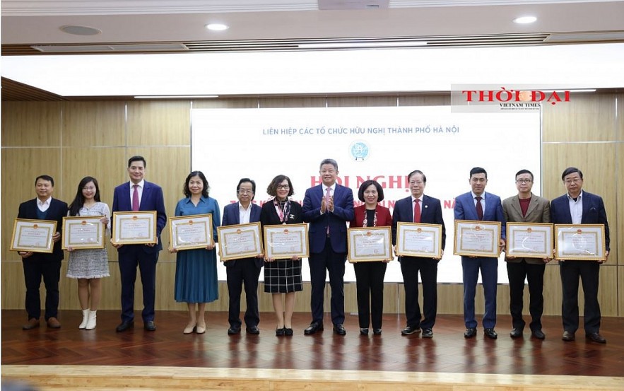 Vice Chairman of Hanoi People's Committee Nguyen Manh Quyen awarded certificates of merit to 11 groups with outstanding achievements in people's foreign affairs in 2023. Vice Chairman of Hanoi People's Committee Nguyen Manh Quyen awarded certificates of merit to 11 groups with outstanding achievements in people's foreign affairs in 2023.